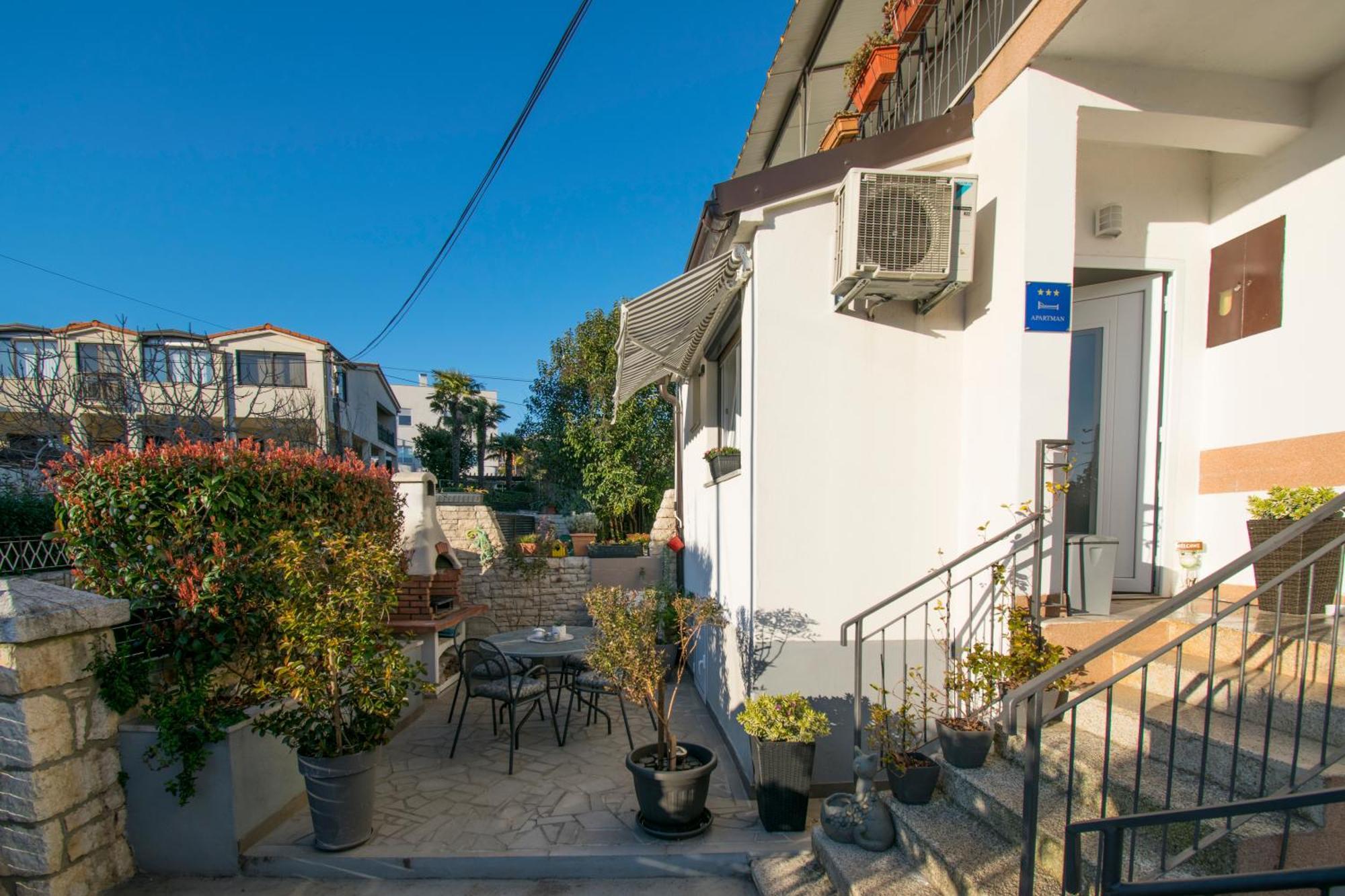 Edera, Near The Town In A Quiet Location Apartman *